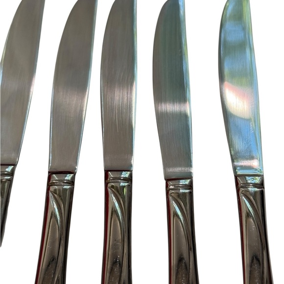 Oneida Flight Reliance 5 Stainless Serrated Dinner Knives and one Butter Knife - Picture 2 of 5